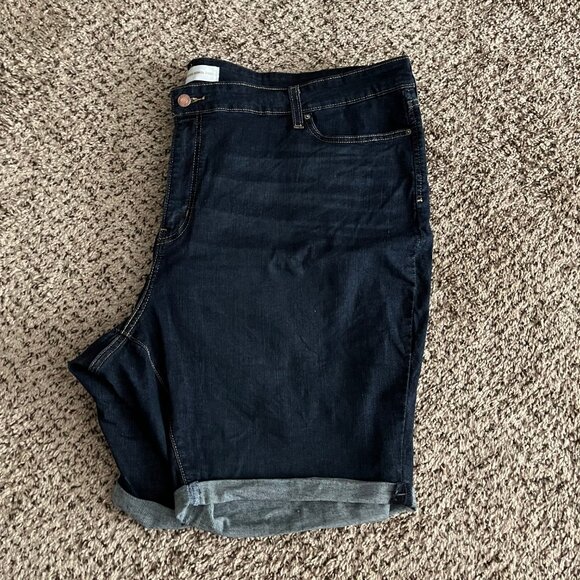 Plus Size Levi Signature Jean Shorts - Picture 3 of 5